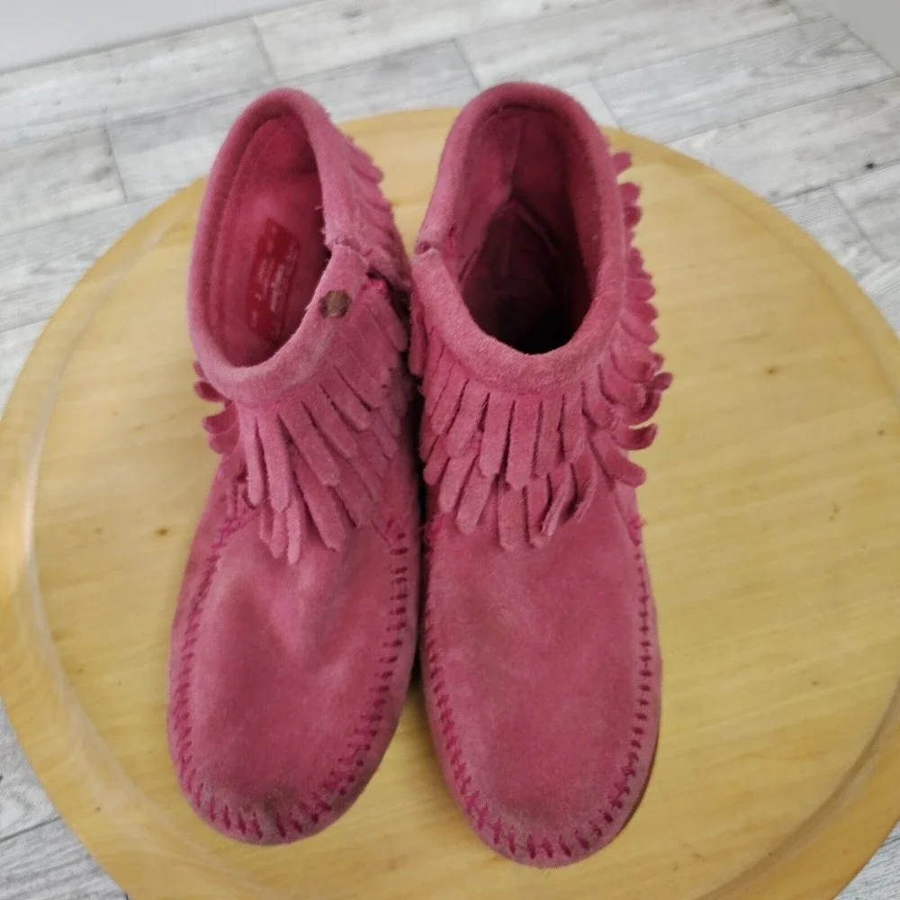 Girls Minnetonka Fringe Boots Pink Suede Youth Size 2 Double Fringe‎ Ankle